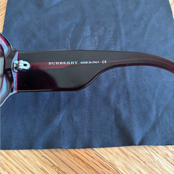 Burberry sunglasses with original case and dust cloth - Picture 8 of 10